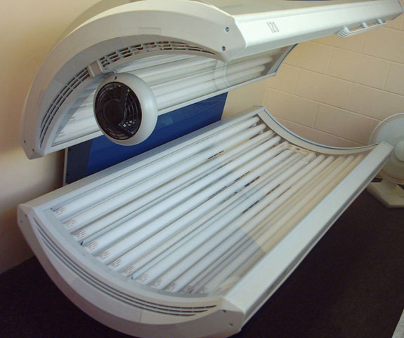 The World Health Organization says ultraviolet light from sunbeds causes cancer, but the tanning industry dismisses those claims. (Photo: Wikimedia Commons.)
