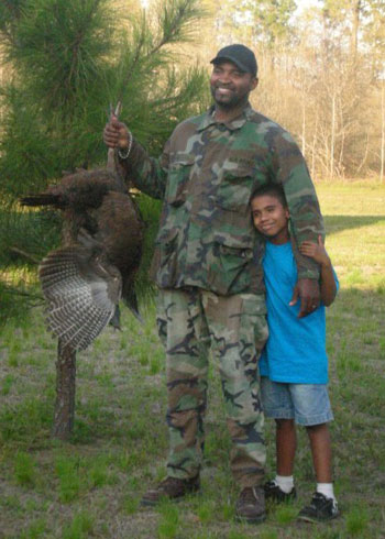 Kenneth Williams y su hijo mayor Kenneth Jr. disfrutaban de la caza y pesca en la Florida. (Photo courtesy of the Williams family.)