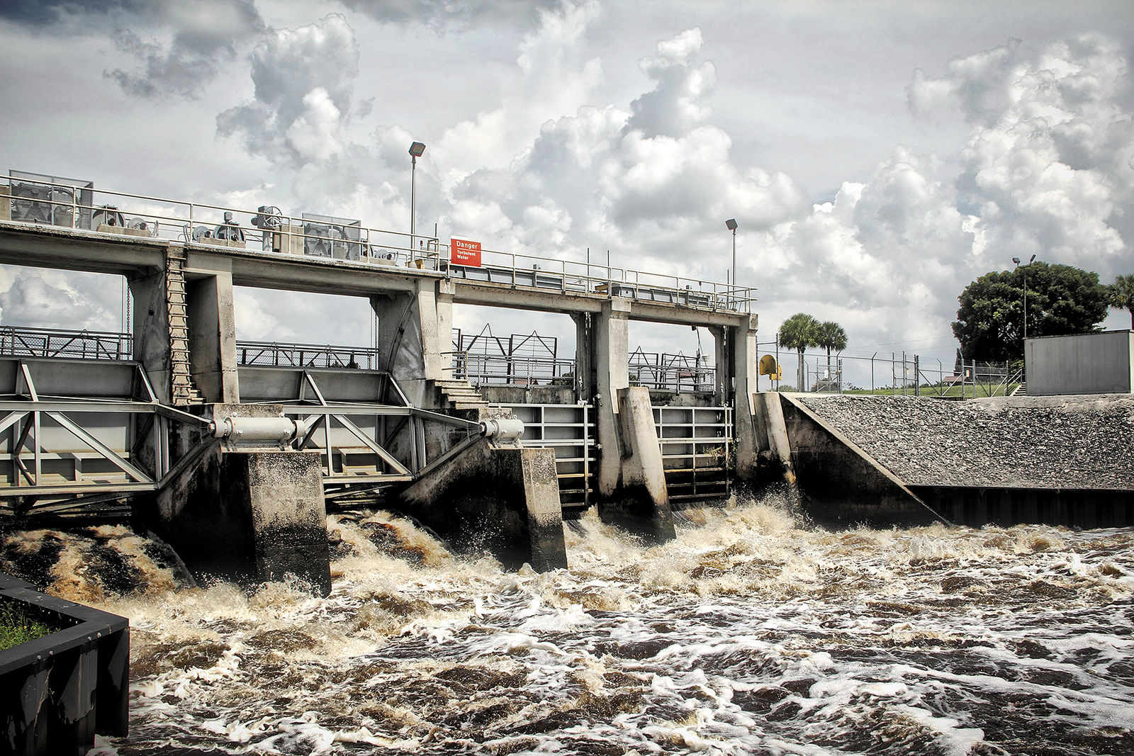 Nutrient-rich water pollutes the Caloosahatchee River in the Summer of 2013, prompting frustration in the area. (Photo by Dale, via Creative Commons)