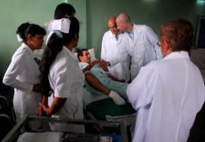 U.S. surgeon David Armstrong shaking hands with patient with a severe diabetes-caused wound at one of the 60 Cuban medical facilities using the drug Heberprot-P. (Photo courtesy of FairWarning.)